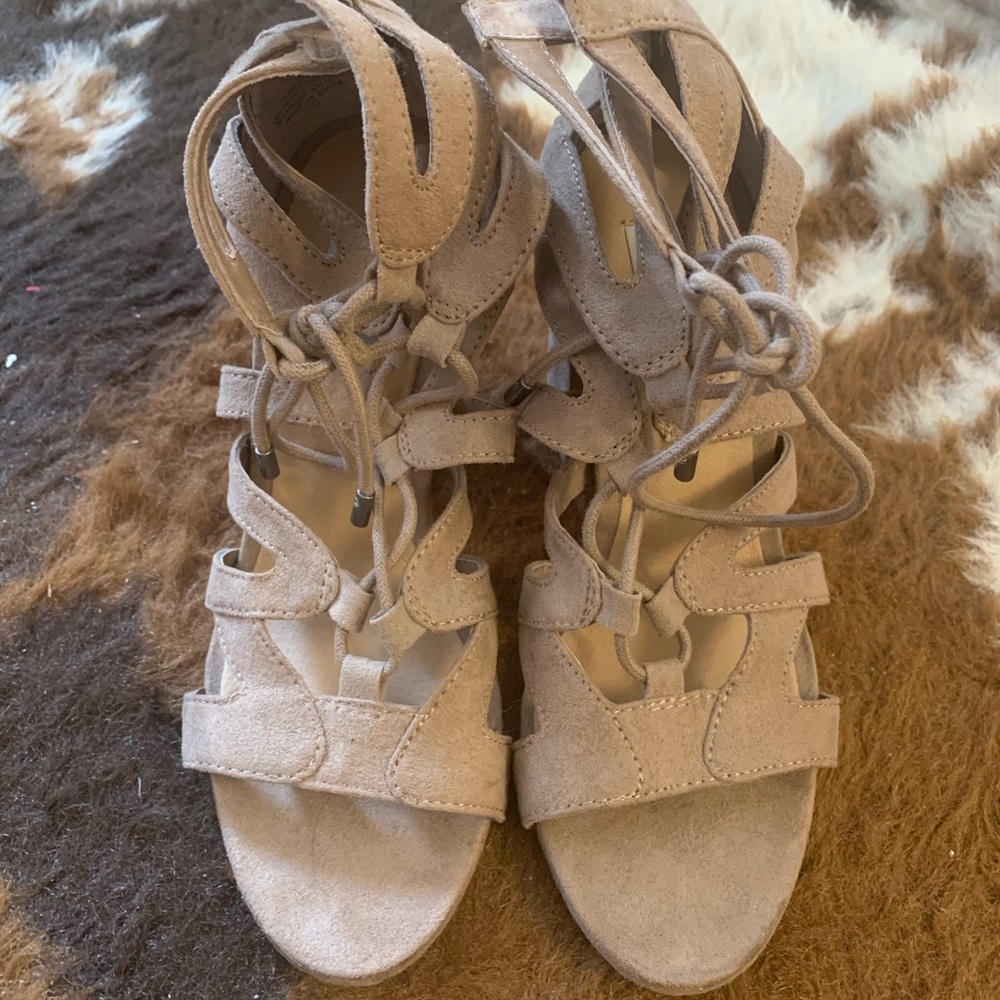 Steve Madden beige lace sandal - Size 5.5